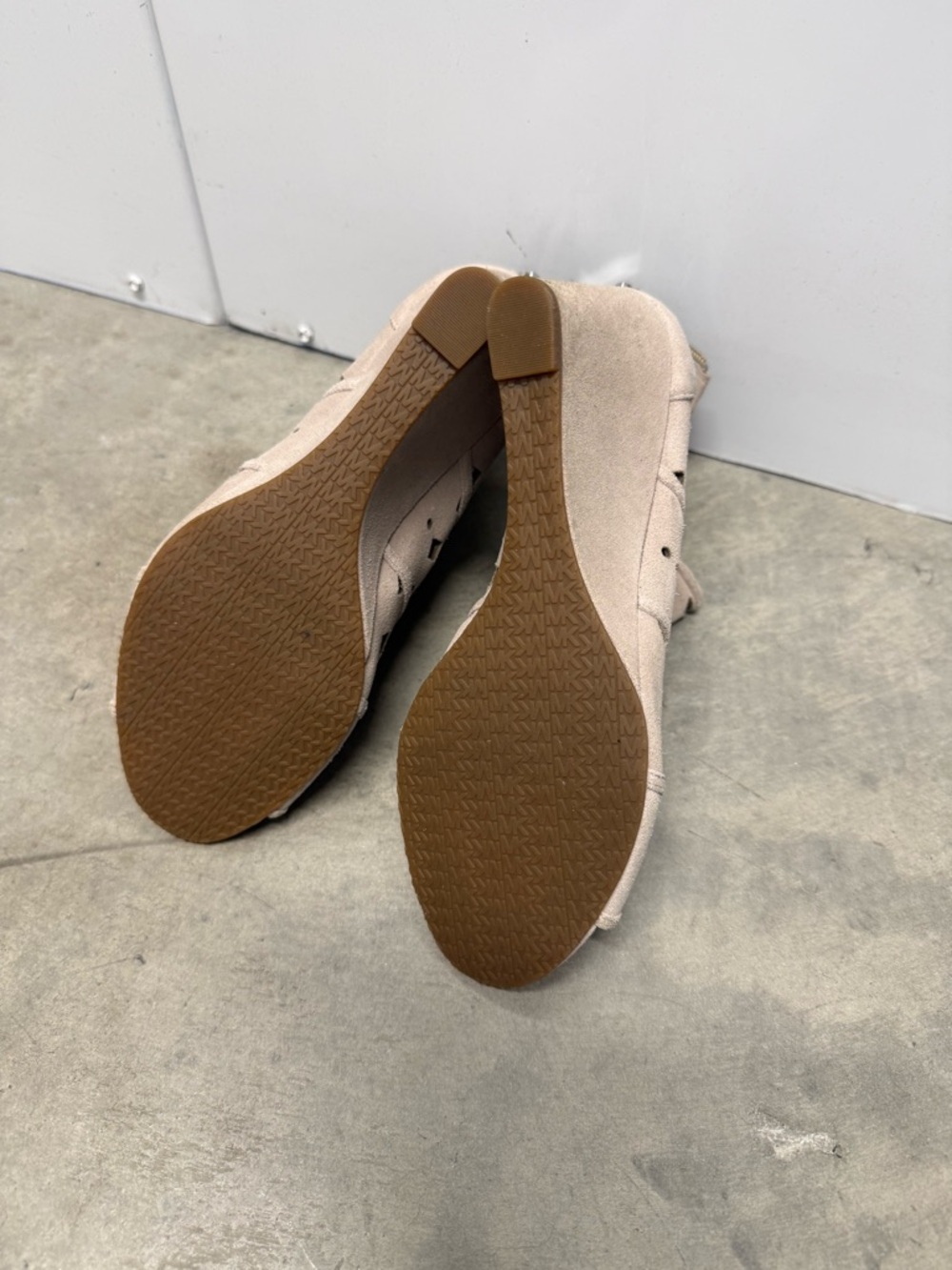 BRAND NEW MICHAEL KORS Women's Taupe Cutout Suede Peep-Toe Ankle Booties - Picture 5 of 8